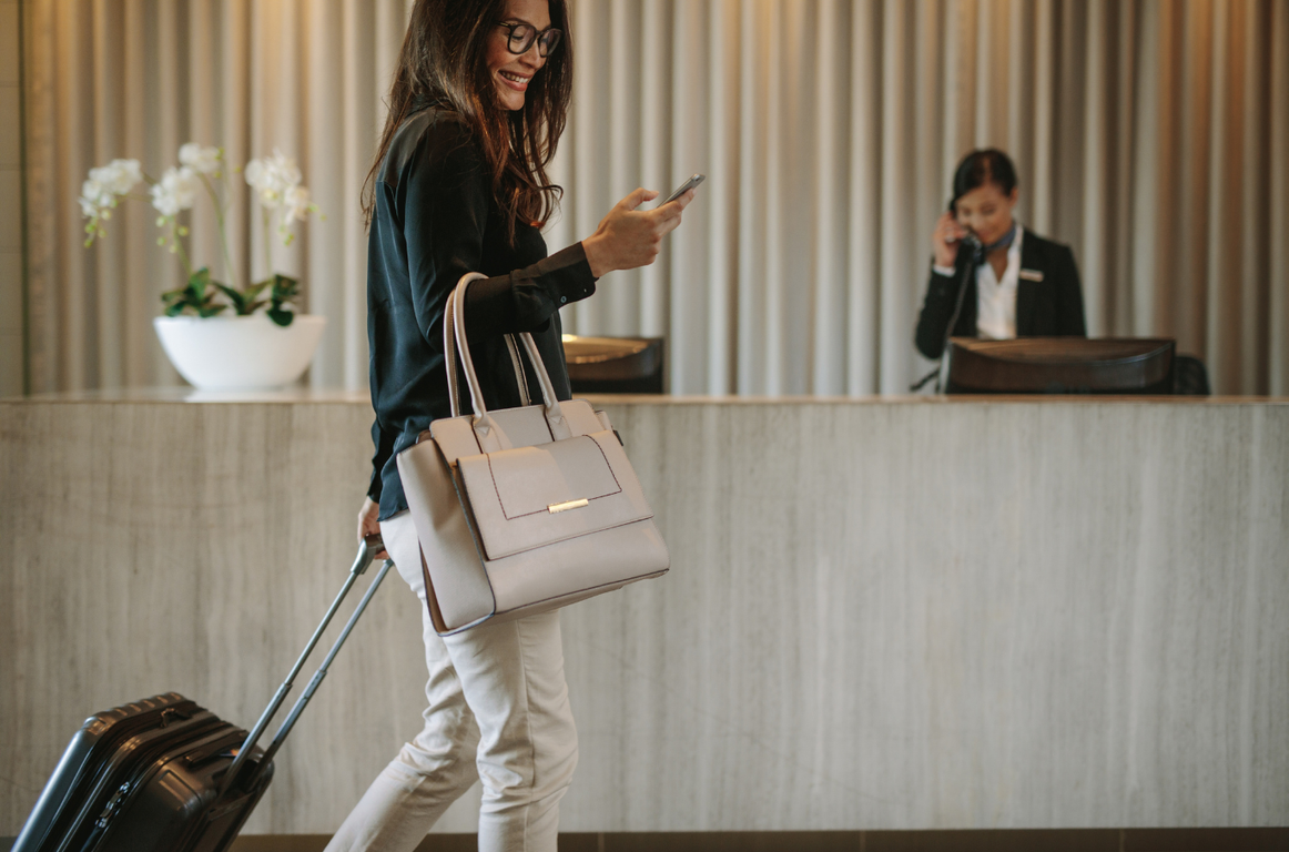 Khách công tác làm thủ tục nhận phòng